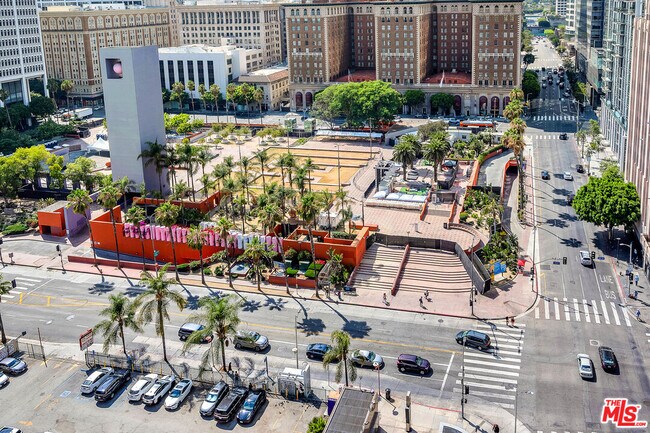 Foto del edificio - 312 W 5th St