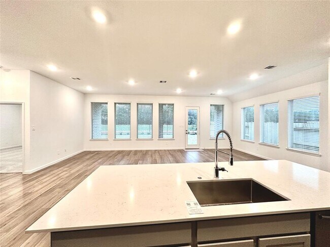 Building Photo - 18330 Tiger Flowers Dr
