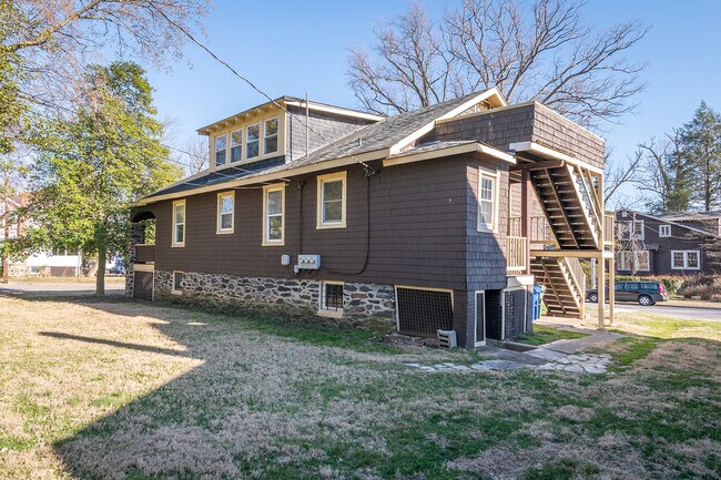 private side entrance - 3000 N Rogers Ave