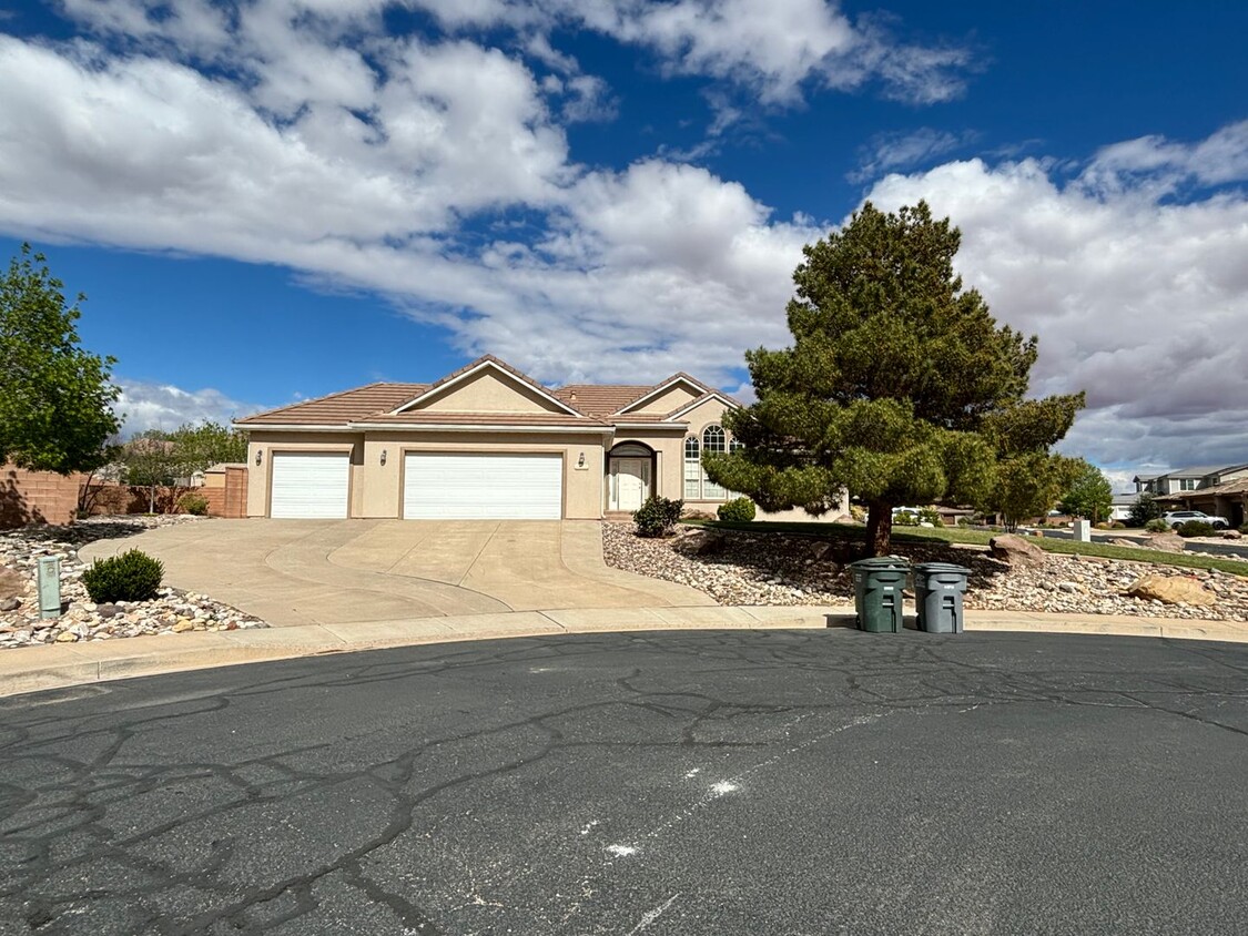 Primary Photo - Gorgeous Little Valley Home!