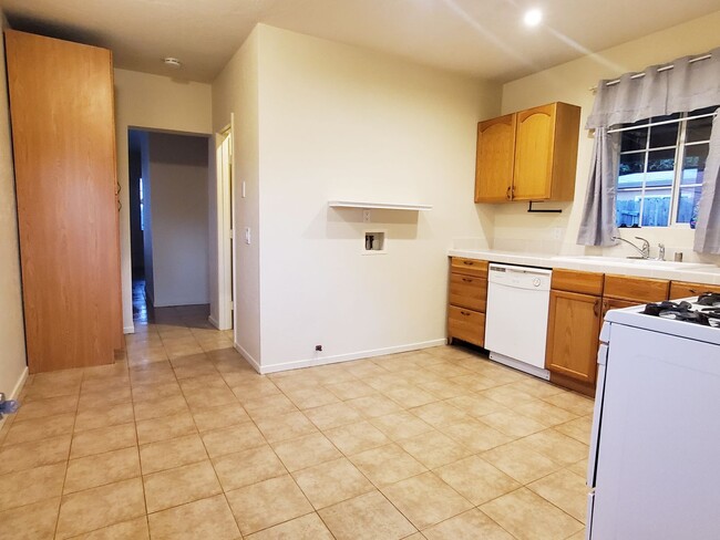 Building Photo - Charming Home In The Heart of Escondido! 9...