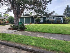 Building Photo - 13946 NE Knott St