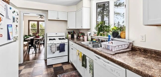 Building Photo - 1325 N 19th Ave E