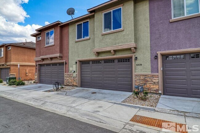Foto del edificio - Townhome short drive to freeway. 3 bedroom 2 1/2 baths