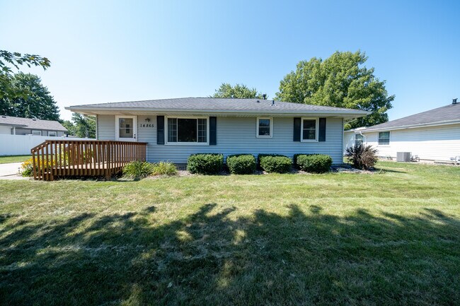 Foto del edificio - 14865 Damask Ave W