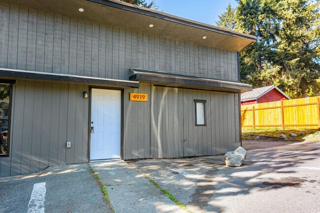Building Photo - Waller Estates 4919-4929 Waller Road East