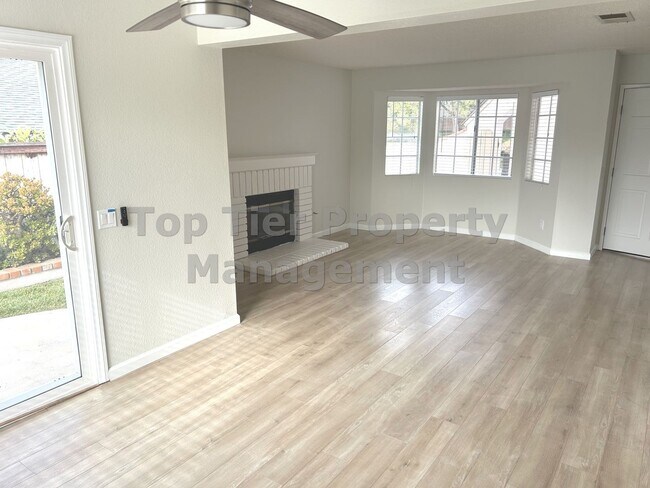 Foto del edificio - ***Beautiful 3 bed / 2.5 bath House in a N...