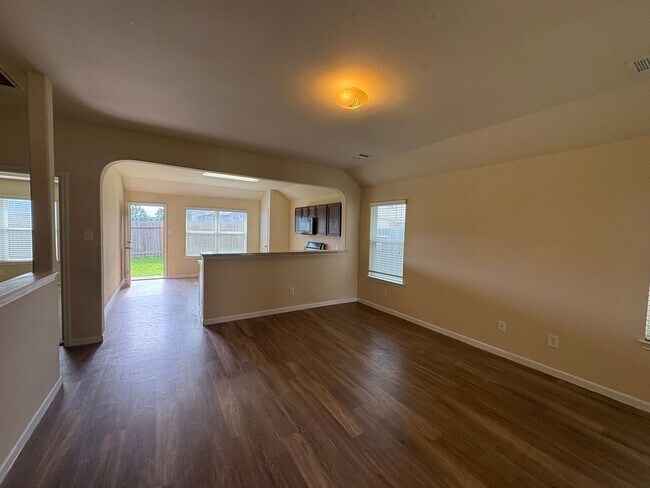 Foto del edificio - Don't miss out this spacious 4B2B Home in ...