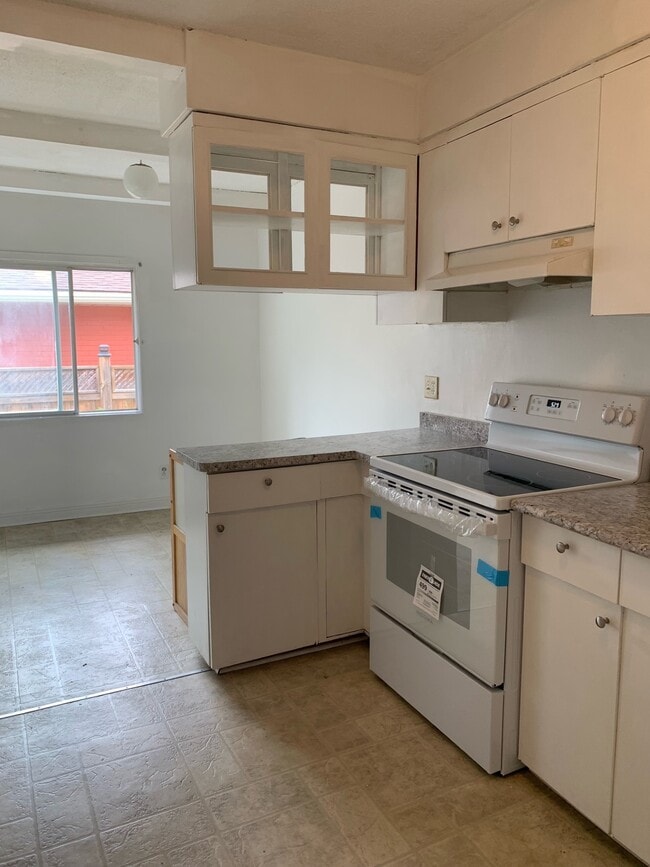 Kitchen - 320 Elgin St W