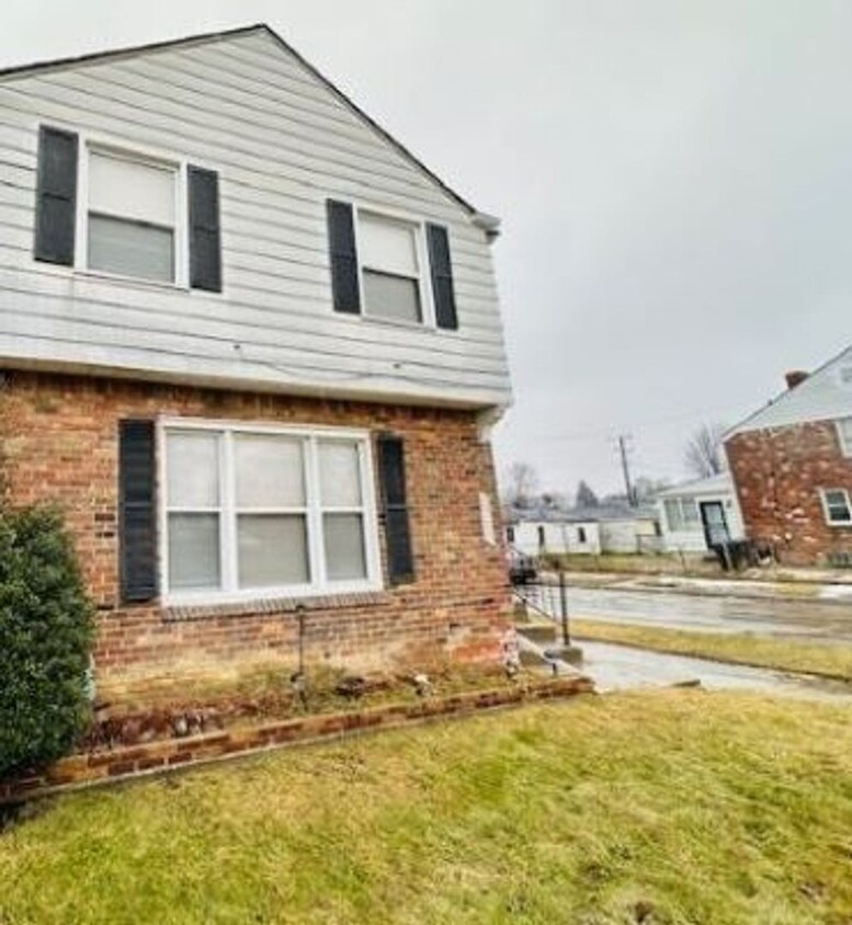 Primary Photo - Nicely Updated 3 Bedroom 1 Bathroom House ...