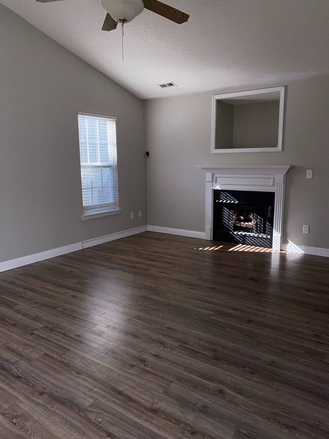 Building Photo - Three Bedroom Two Bath Home