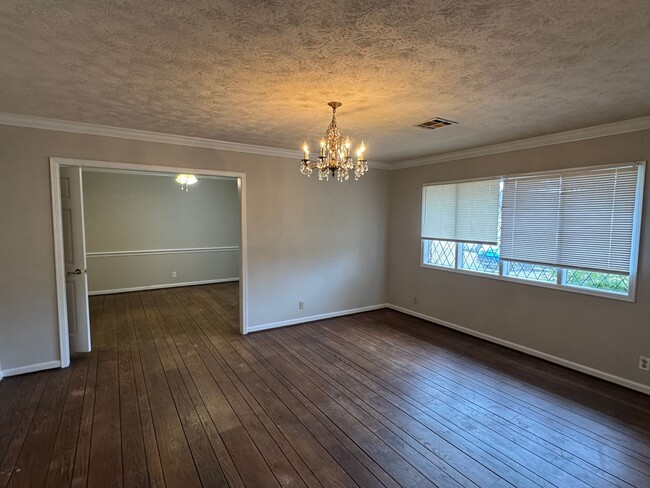 Building Photo - Large FOUR bedroom in Brentwood