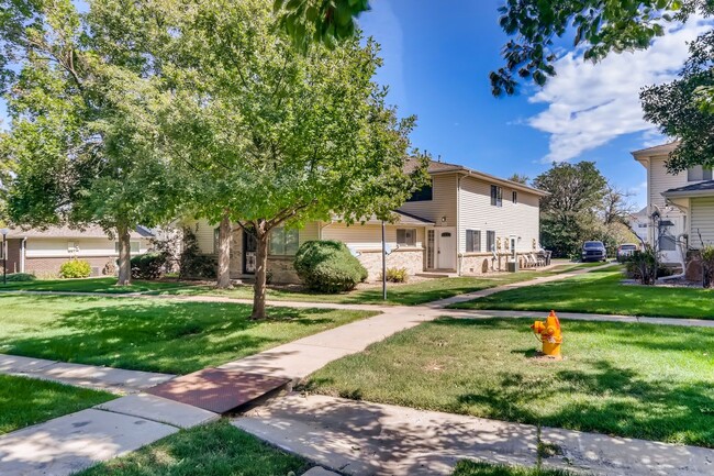 Building Photo - Everything you Need, 2 Bed, 1.5 Bath townh...