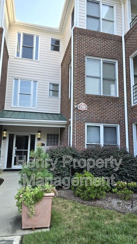 Building Photo - 720 N Person St