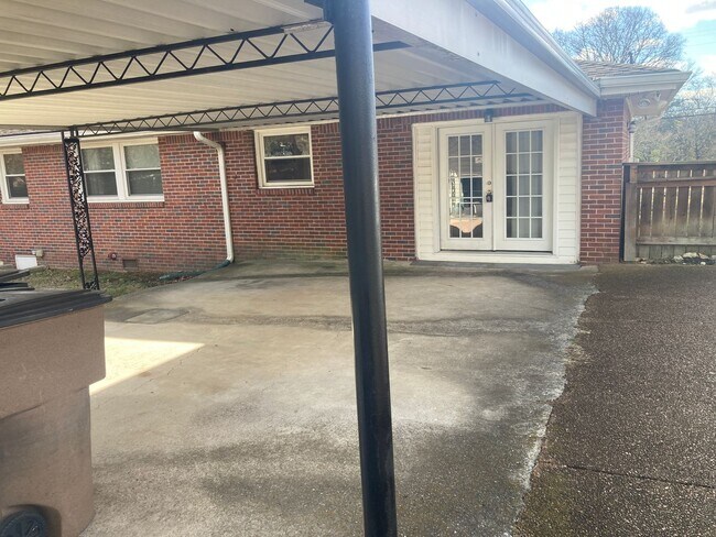 Foto del edificio - Crieve Hall 3 Bedroom Brick House, refinished hardwoods