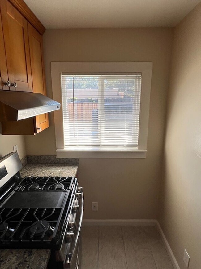 Building Photo - 4 units- 265 S 11th street