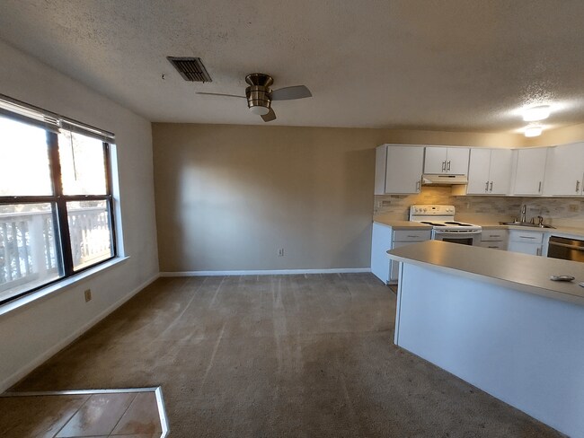 Building Photo - Beachside Bliss: Stunning 2 Bed/2 Bath Con...