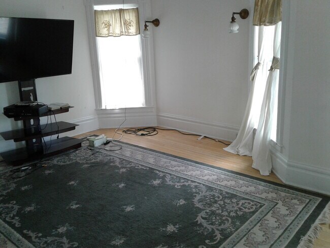 Living Room - 917 Oxford Ave