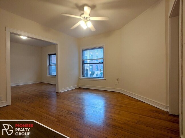 Building Photo - 813 W Waveland Ave