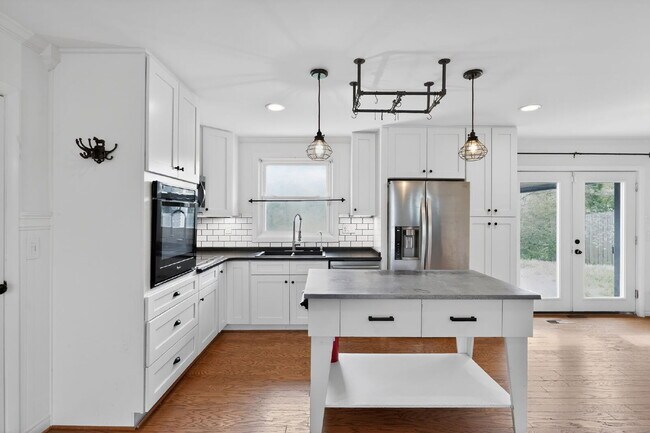 Building Photo - 138 Carriage Dr