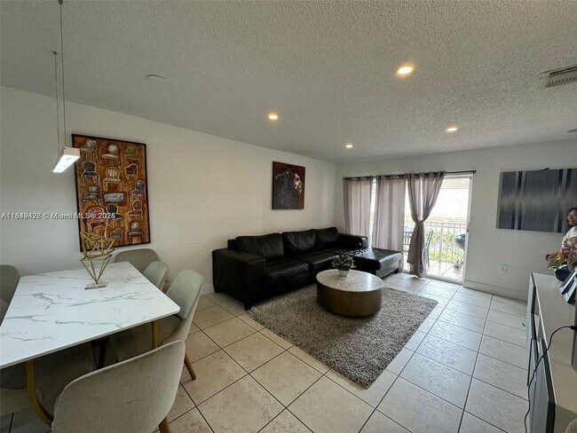 Foto del edificio - 4768 NW 114th Ave