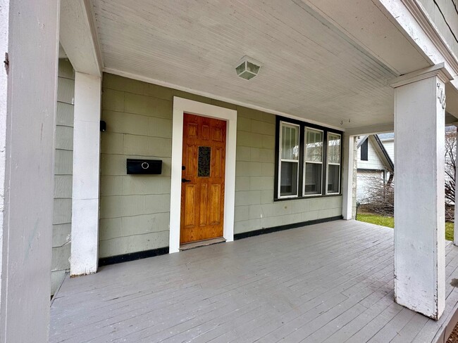 Building Photo - Available April 1st - Beautifully Renovate...