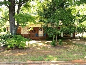 Building Photo - 2031 Redwood Cir