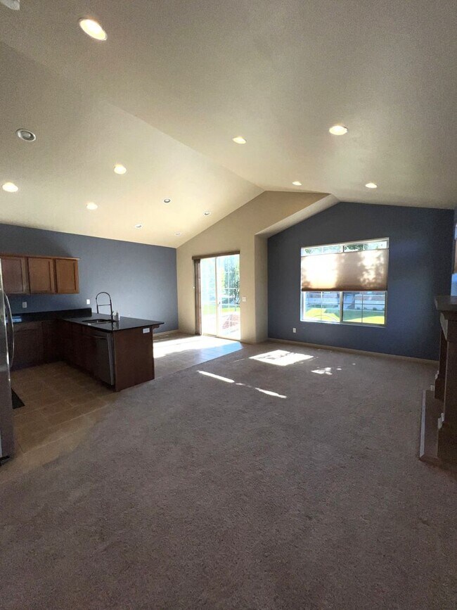 Foto del edificio - Spacious 6-Bedroom Home with 2 Kitchens in...
