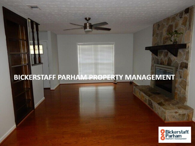 Foto del edificio - 4 Bedroom 2 Bath Located Off Of Double Chu...
