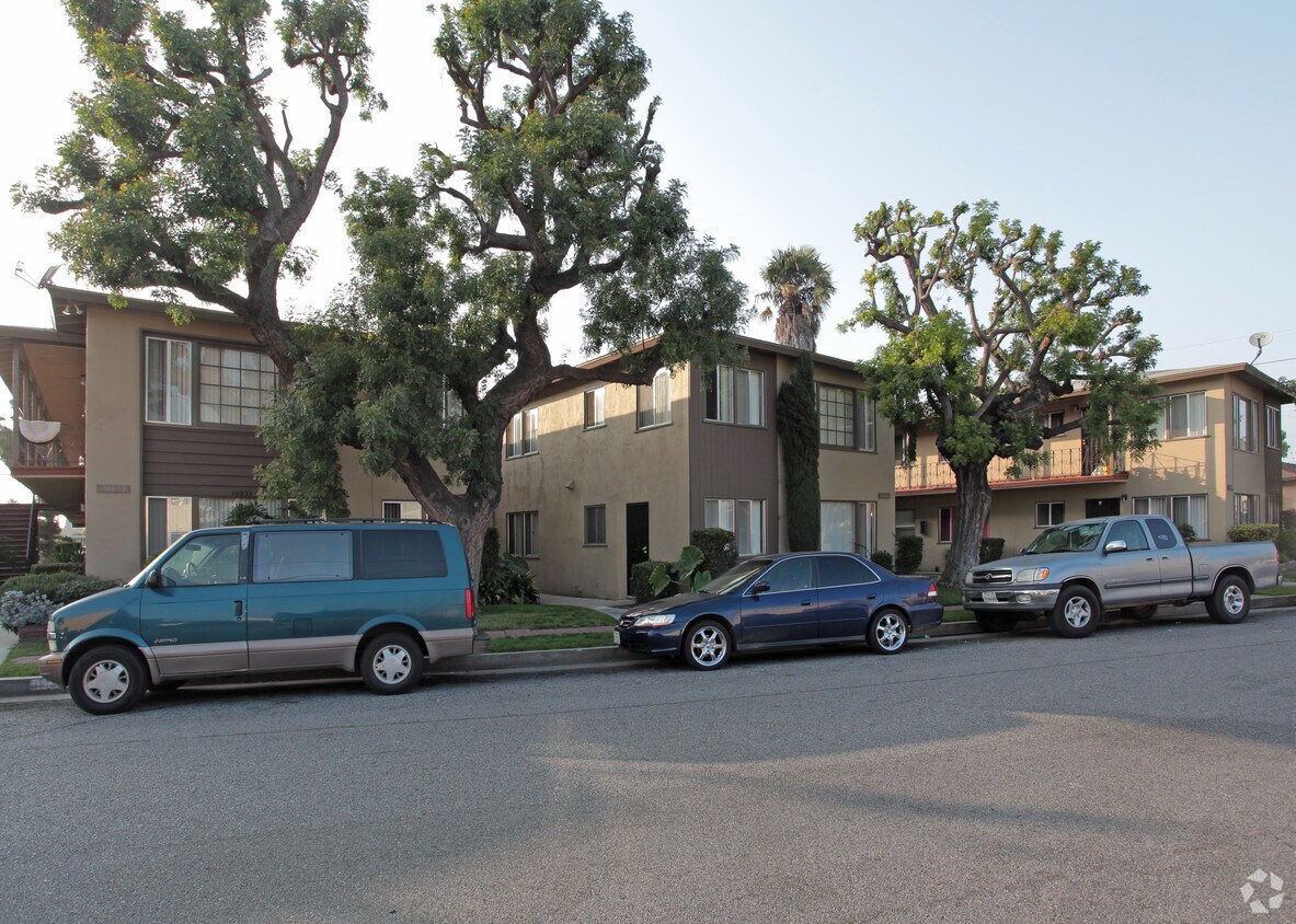 Foto del edificio - 10825-10841 Saint James Ave