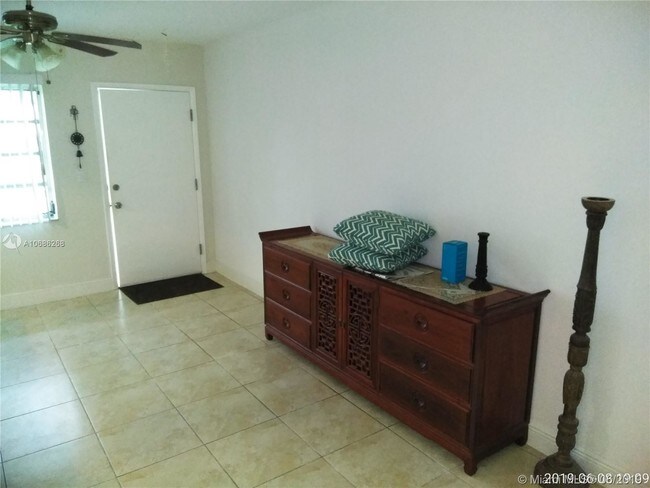 Foto del edificio - 15 NW 204th St