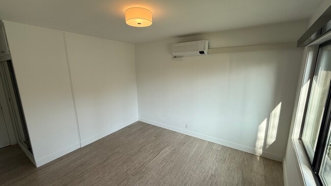 Building Photo - 2033 N Beachwood Drive