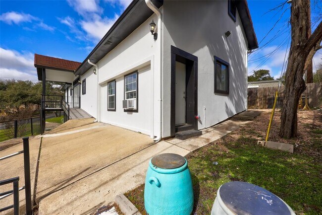 Building Photo - 809 Castle Ridge Rd