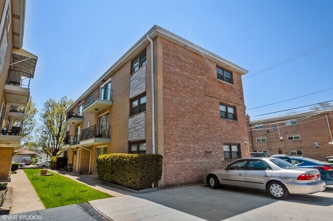 Building Photo - 5542 W Bryn Mawr Ave