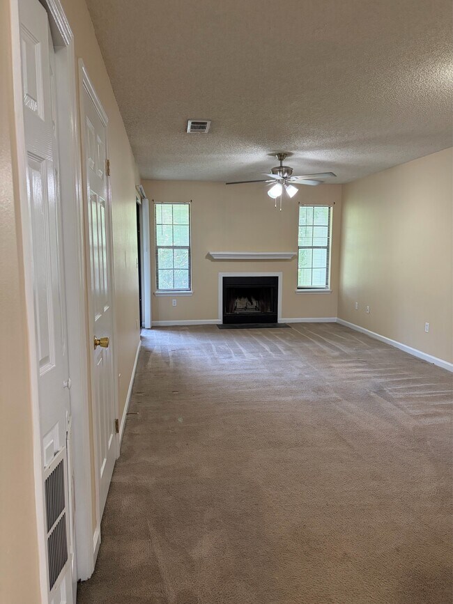 Foto del edificio - 1103 Greentree Ct