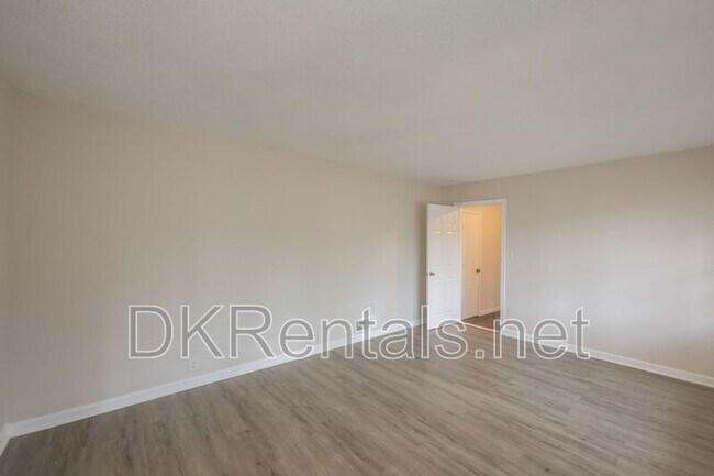 Foto del edificio - 2058 River Rd