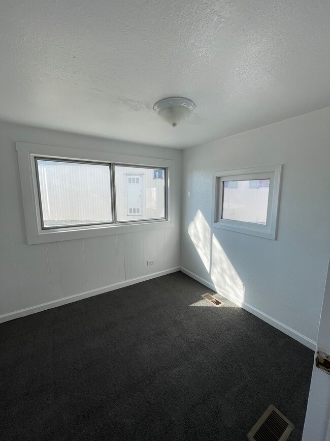 Building Photo - *ALL UTILITIES INCLUDED* 2-Bed, 1-Bath Mob...