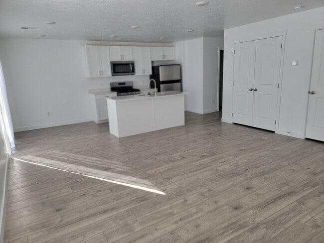 Foto del edificio - 4 Bed 2.5 Bathroom Townhouse