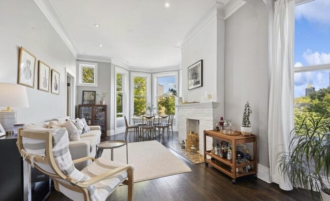 Photo - 3 bedroom in Chicago IL 60657 Apartment