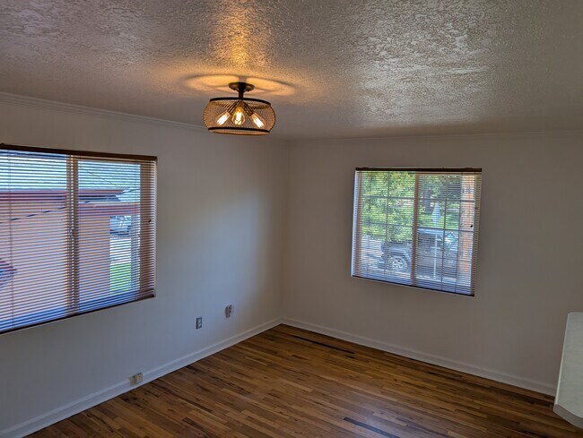 Building Photo - 651 N 200 W