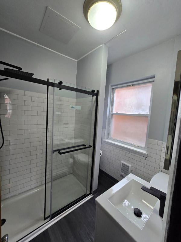 Photo - 5527 Howe St