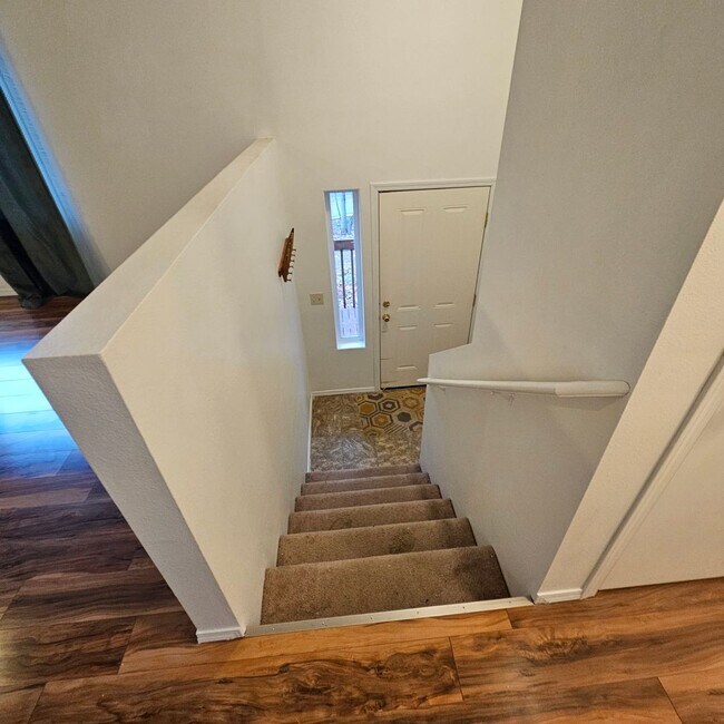 Foto del edificio - Spacious 3-Bedroom Split-Level with Bonus Room and 2-Car Garage