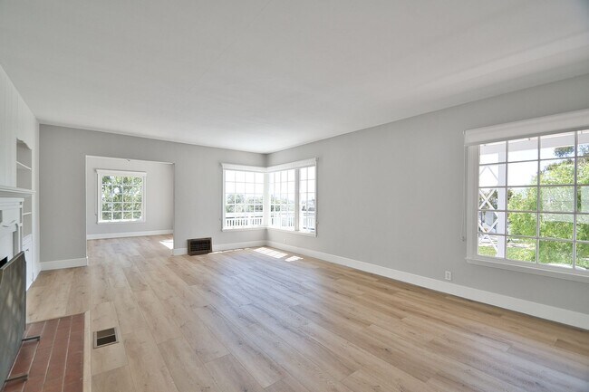 Foto del edificio - 2 Bed 1 Bath Home in Manhattan Beach Hill ...