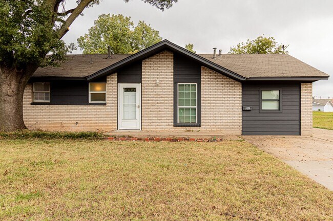 Building Photo - 4?Bed | 2?Bath | 1?Garage + 4 Driveway Spots | 1,650sq?ft – Moore School District - Half off on t...