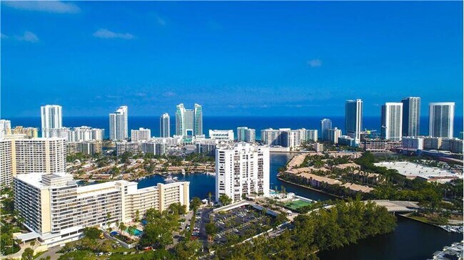 Foto del edificio - 1745 E Hallandale Beach Blvd