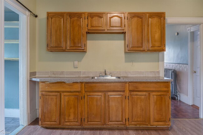 Building Photo - 3 br, 1 bath Triplex - 10 Bearse Ave
