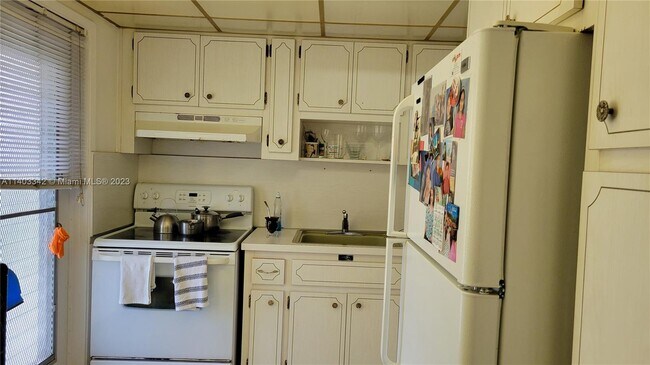 Building Photo - 950 Hillcrest Dr