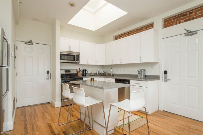 Building Photo - 10 Brainerd Rd