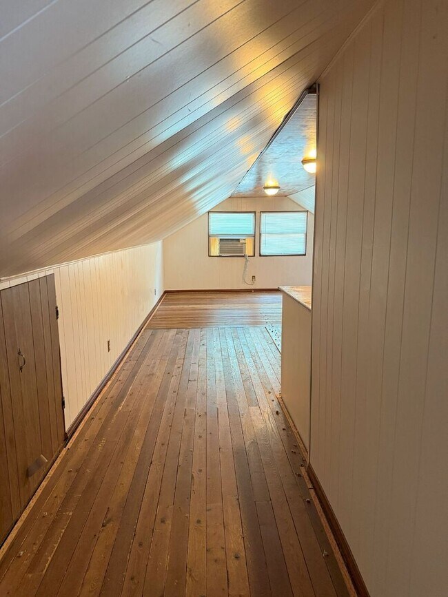 Foto del edificio - Charming 3 Bedroom Home with Hardwood Floo...