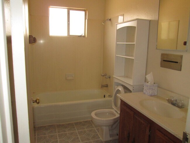 Building Photo - Cute home, centrally located.